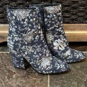 Merona Women’s Arie Brocade Ankle Boots With Gorgeous Floral Pattern Size 7.5